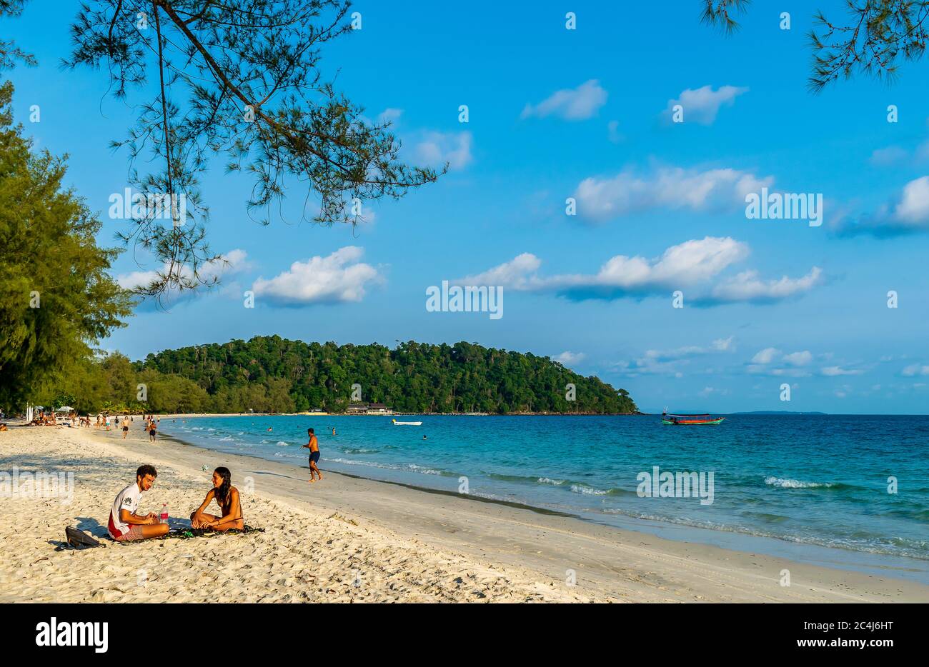 Long Set Beach, Koh Rong, Cambodge- Fév, 2020 : un couple assis sur la plage de long Set Beach, Koh Rong, Cambodge Banque D'Images
