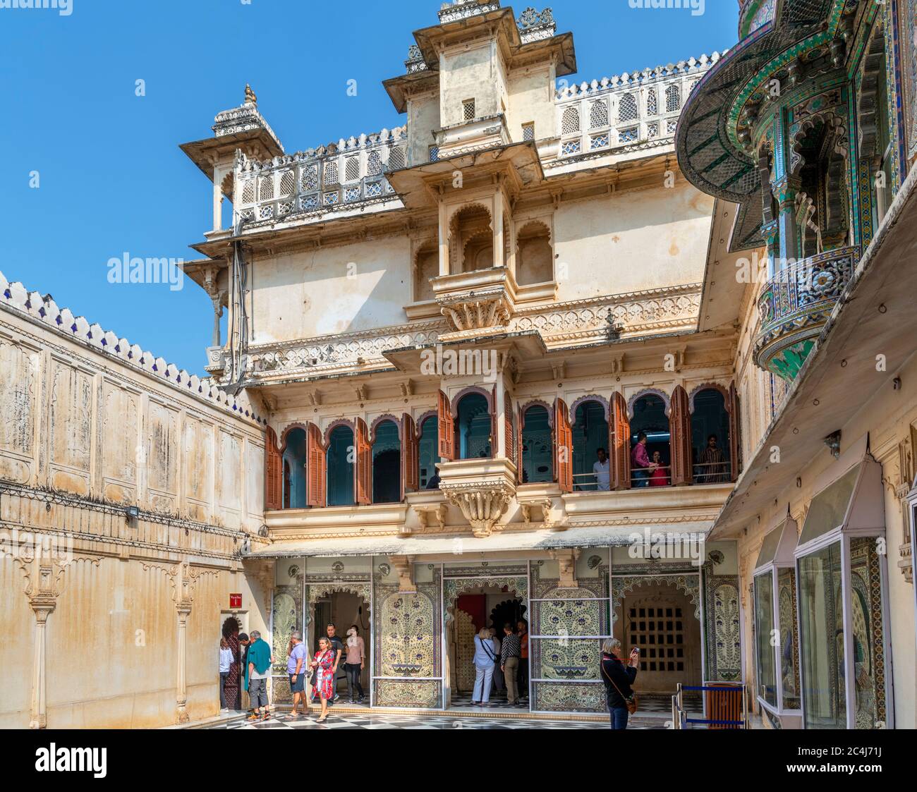 Visiteurs à Mor Chowk (cour de Peacock) dans le Palais de la ville, la vieille ville, Udaipur, Rajasthan, Inde Banque D'Images