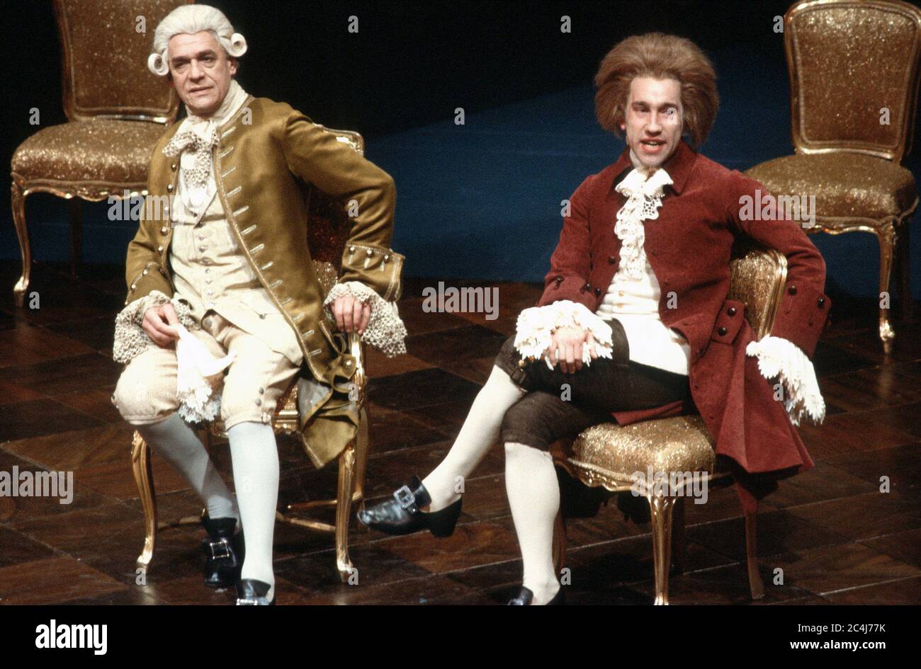 l-r: Paul Scofield (comme Antonio Salieri), Simon Crolow (comme Wolfgang Amadeus Mozart) dans AMADEUS par Peter Shaffer au Théâtre Olivier, Théâtre National (NT), Londres SE1 02/11/1979 design et éclairage: John Bury directeur: Peter Hall Banque D'Images