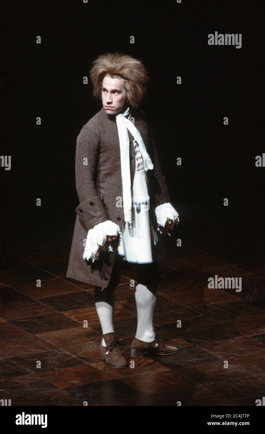 Simon Crolow (comme Wolfgang Amadeus Mozart) dans AMADEUS par Peter Shaffer au Olivier Theatre, National Theatre (NT), Londres SE1 02/11/1979 conception et éclairage: John Bury Directeur: Peter Hall Banque D'Images