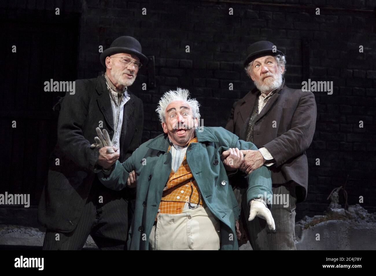 l-r: Patrick Stewart (Vladimir), Simon Crolow (Pozzo), Ian McKennen (Estragon) en ATTENTE DE GODOT par Samuel Beckett au Théâtre Royal Haymarket, Londres SW1 06/05/2009 Banque D'Images