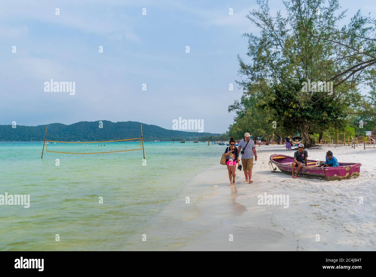 Saracen Bay Beach, Koh Rong Sanloem, Cambodge- Fév, 2020 : un couple qui profite d'un beau coucher de soleil depuis la plage de Saracen Bay Beach, Koh Rong Sanloem, Cambodge Banque D'Images
