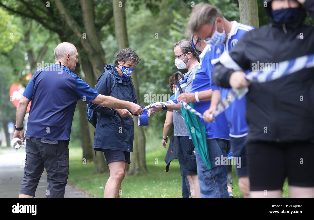 Firo: Football: Fuvuball: 27.06.2020 1.Bundesliga: Saison 19/20 FC Schalke 04 chaîne humaine devise 'Schalke n'est pas un Schlaughshof - contre le démontage de notre club a mis les fans au courant des malentendus et des développements erronés dans le club et dans la compagnie de viande par le président du conseil d'administration Clemens TV? Nnies le PDG de 64 ans a été fortement mis sous pression en raison des infections massives à coronavirus chez les employés de sa société à Rheda-Wiedenbrvºck Schalke Fan, Fandemo. Démo de fans Démo par Schalke fans Aì chaîne humaine avec des règles d'hygiène strictes tout autour de la Bergefeld divers ventilateur g Banque D'Images