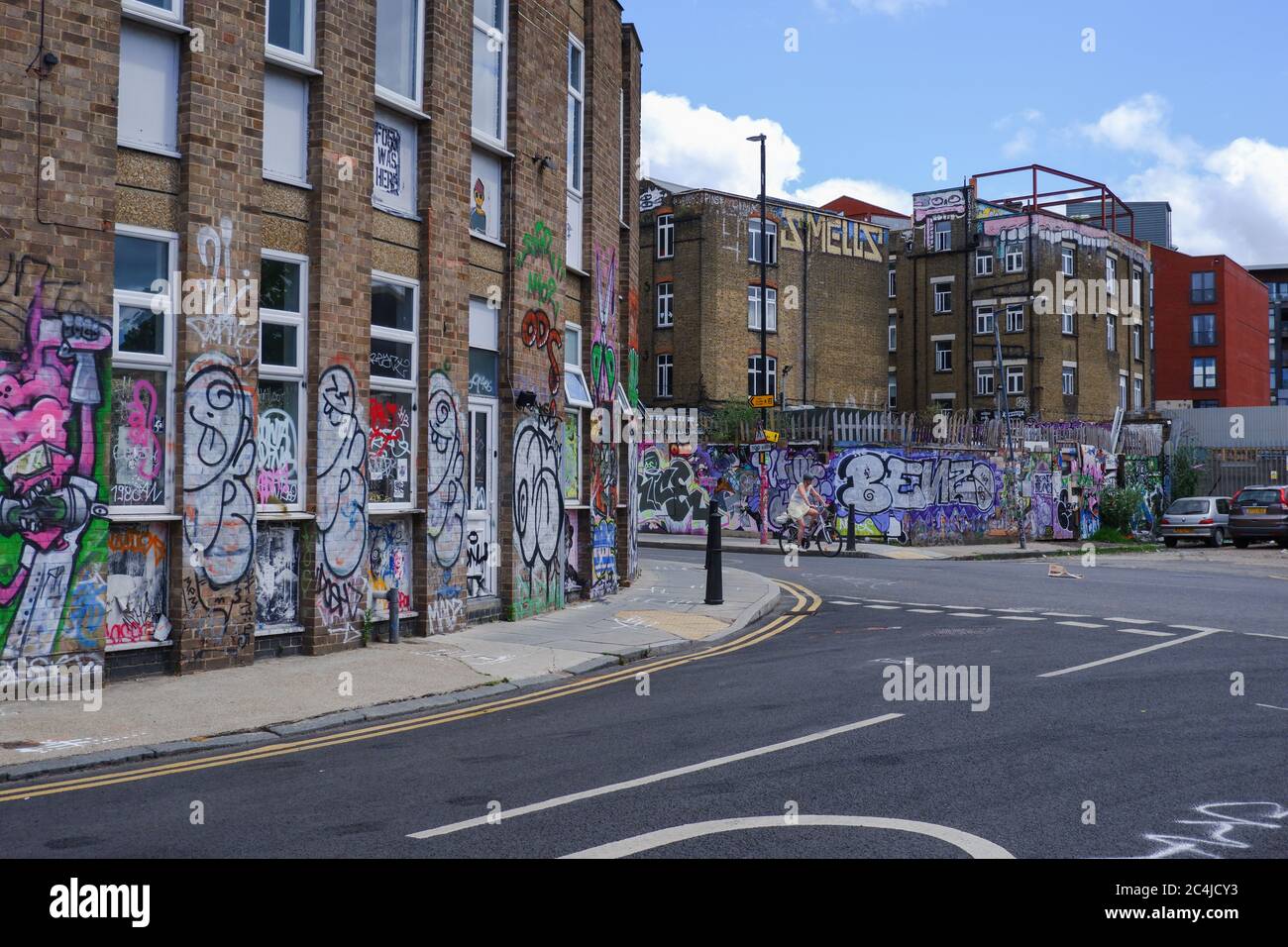 Graffiti sur un bâtiment abandonné à Hackney Wick dans l'est de Londres, pendant le confinement de Covid-19 Banque D'Images