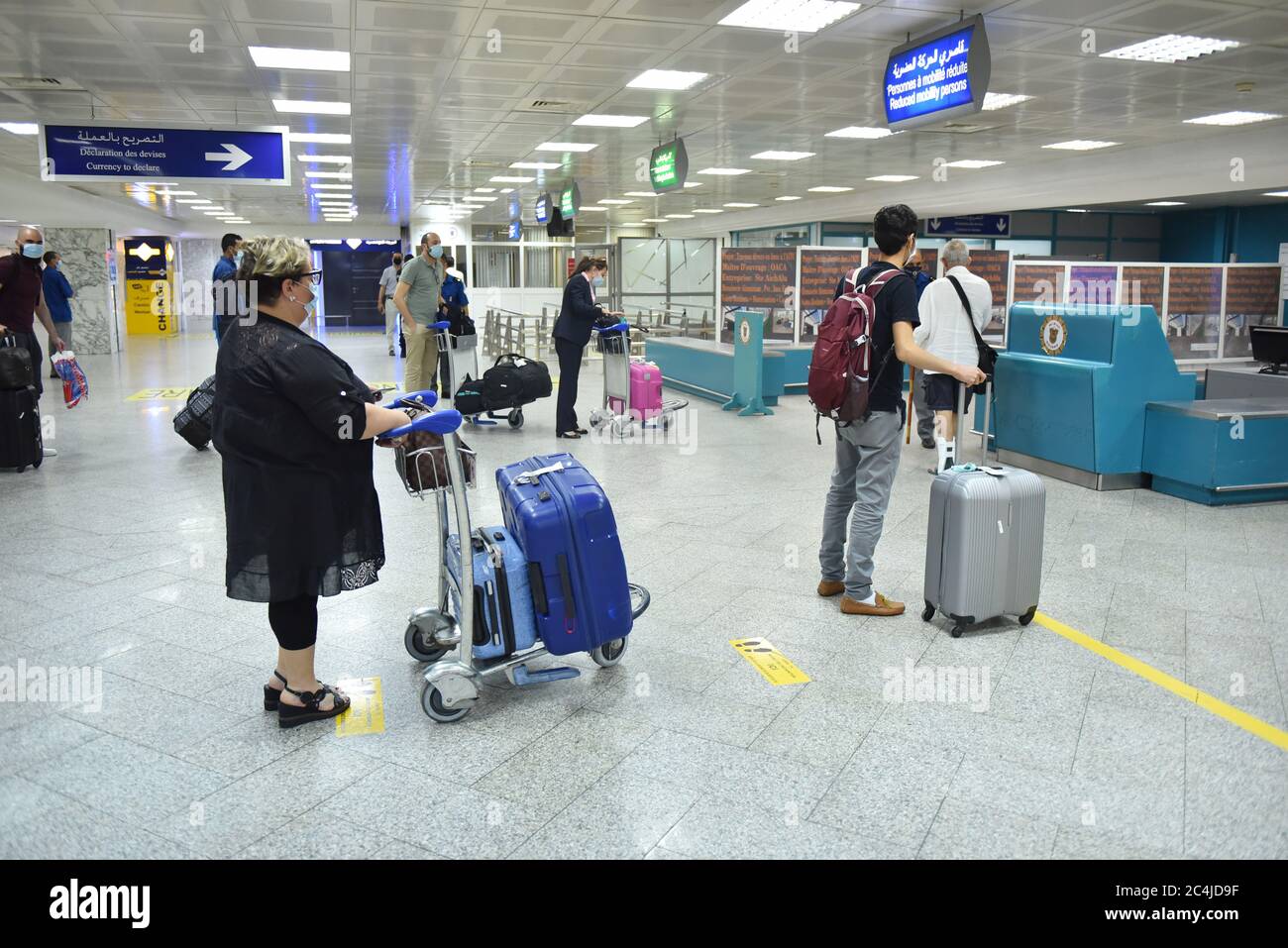 Tunis, Tunisie. 27 juin 2020. Passagers arrivant à l'aéroport Tunis-Carthage.la  Tunisie a rouvert ses frontières terrestres, maritimes et aériennes pour la  première fois samedi en plus de trois mois après avoir annoncé