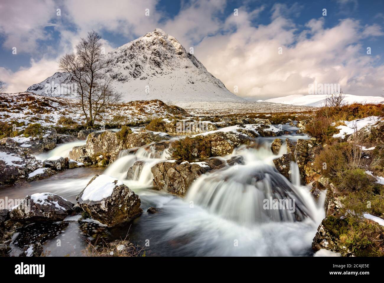 Chute d'eau Buachille Etive Mor recouverte de neige. Glencoe, Écosse. Banque D'Images