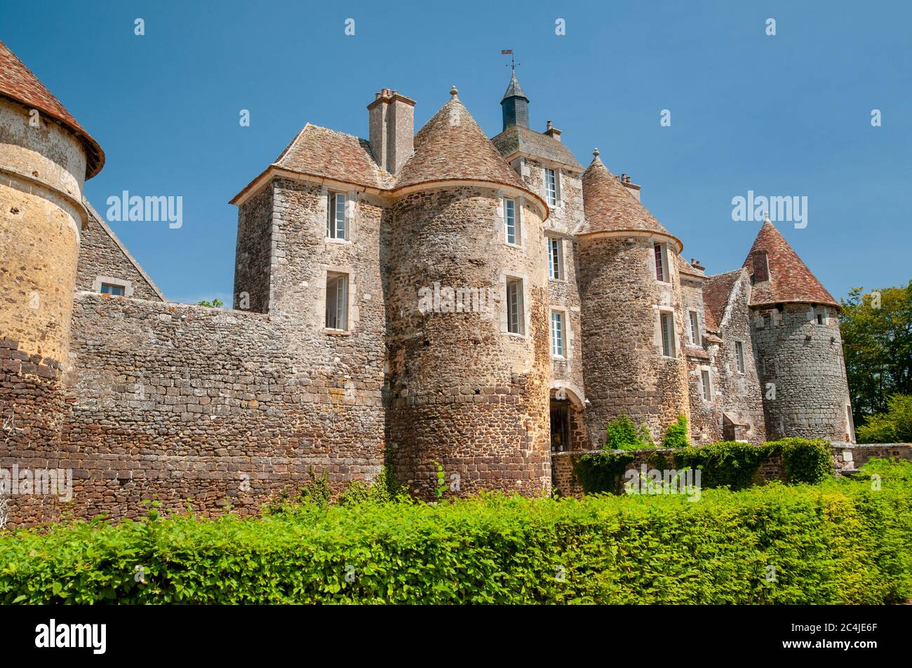 Entrée principale du château de Ratilly (XIIIe siècle), la Puisaye, Treigny, Yonne (89), région Bourgogne-Franche-Comté, France Banque D'Images