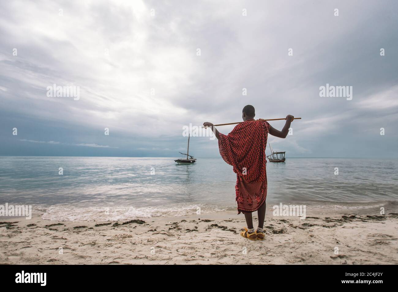 Maasai Man sur la plage Banque D'Images