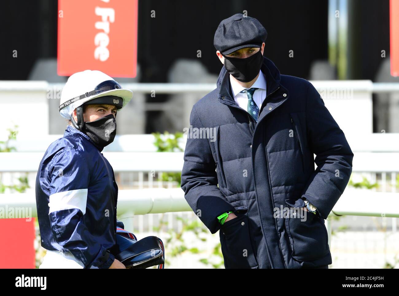 Wayne Lordan avec l'entraîneur Joseph O'Brien après avoir remporté le Dubai Duty Free Jumeirah Creekside Hotel des prétendus enjeux à l'hippodrome de Curragh. Banque D'Images