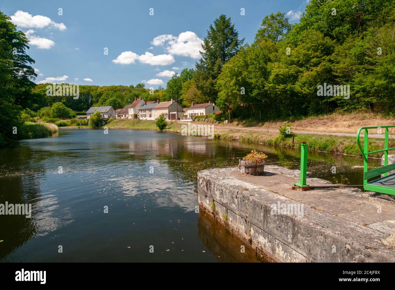 canal-du-nivernais-port-brule-pr-s-du-village-de-sardy-les-epiries