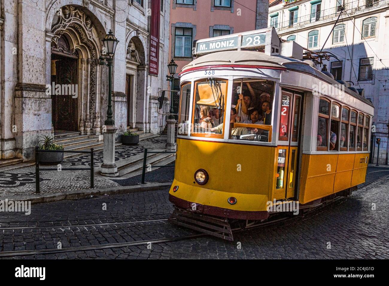 Portugal Lisbonne - les trams caractéristiques de Lisbonne font partie intégrante des transports en commun de la ville Banque D'Images