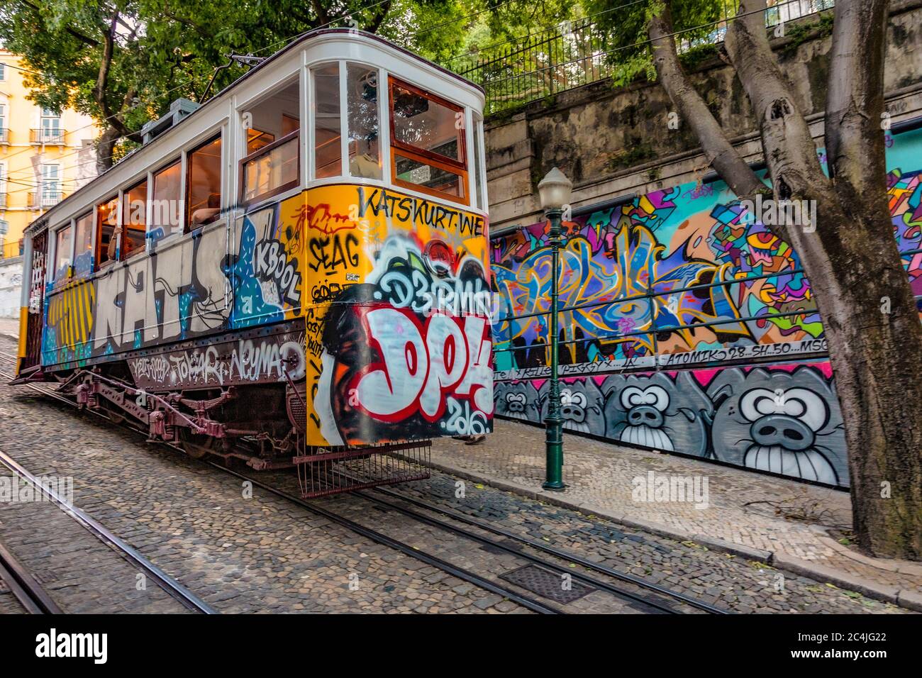 Portugal Lisbonne - les trams caractéristiques de Lisbonne font partie intégrante des transports en commun de la ville Banque D'Images