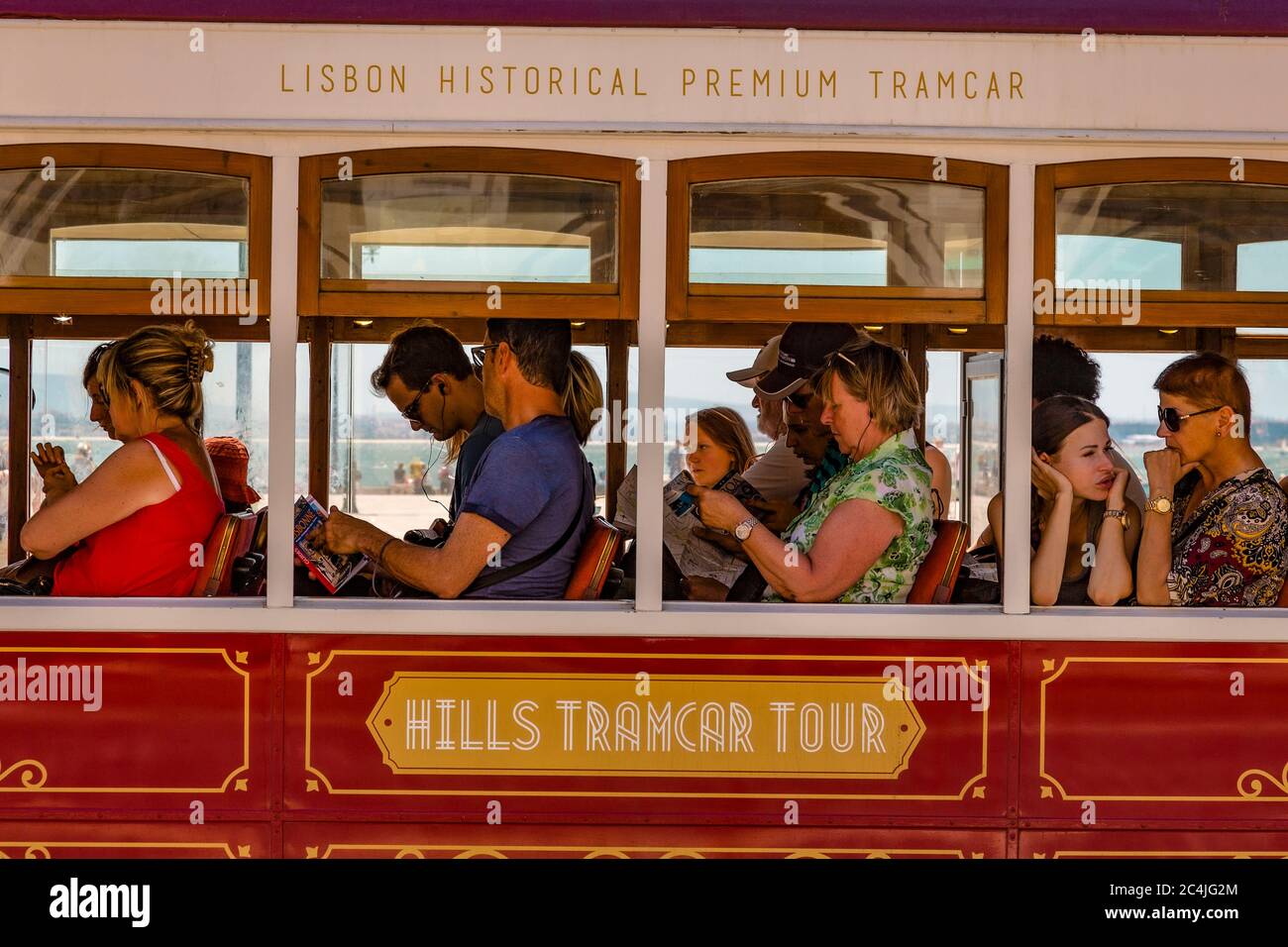 Portugal Lisbonne - les trams caractéristiques de Lisbonne font partie intégrante des transports en commun de la ville Banque D'Images