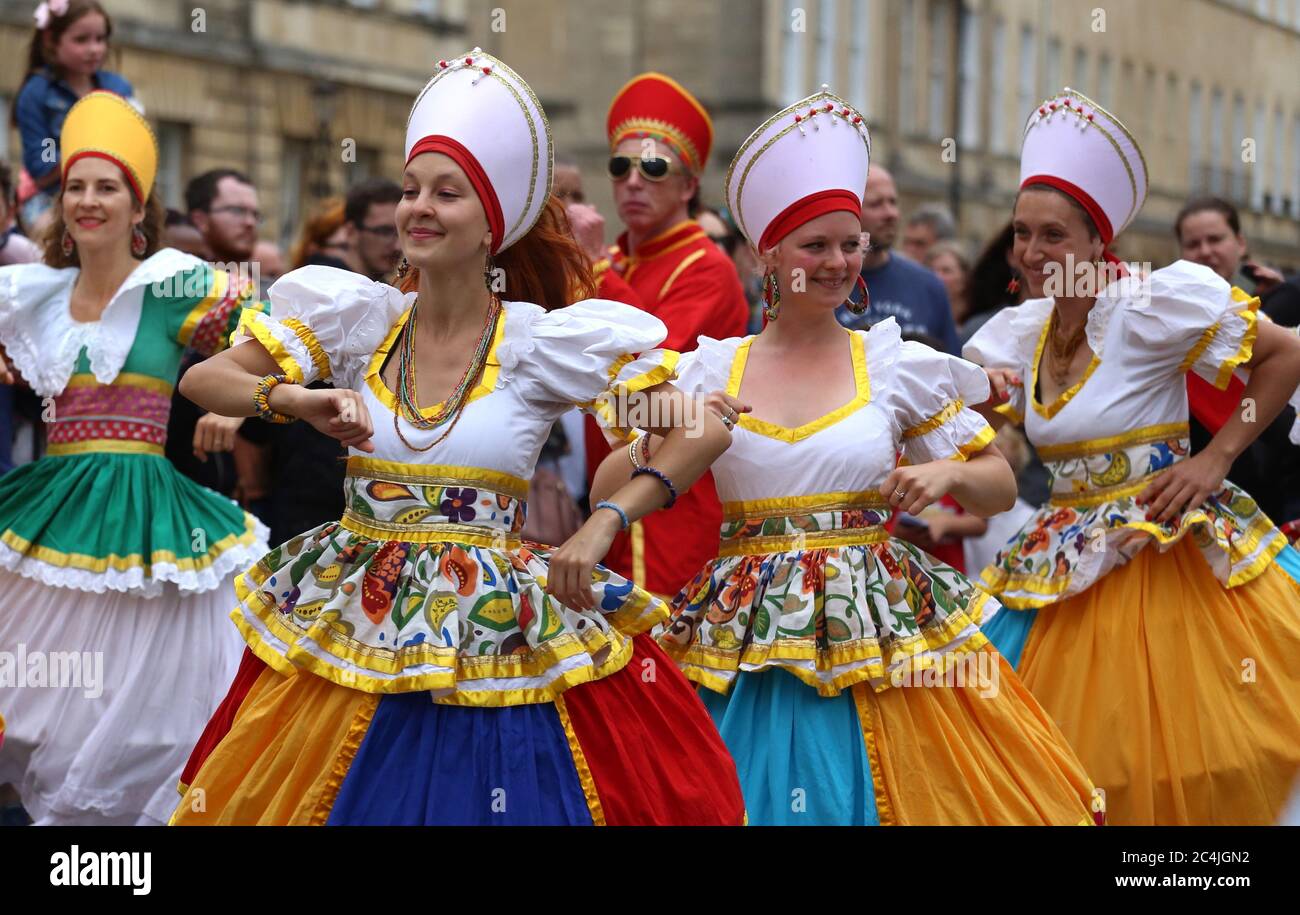 Les danseurs du groupe Afon Sistema se produisent en robe traditionnelle dans le Carnaval de Bath, Somerset, Angleterre, Royaume-Uni.15 de juillet 2017 Banque D'Images