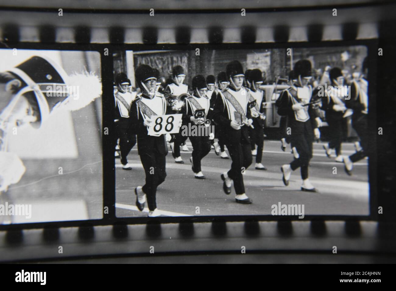 Fine 70s vintage contact imprimé noir et blanc photographie d'un groupe de défilés d'école secondaire marchant dans un défilé du centre-ville de Chicago. Banque D'Images