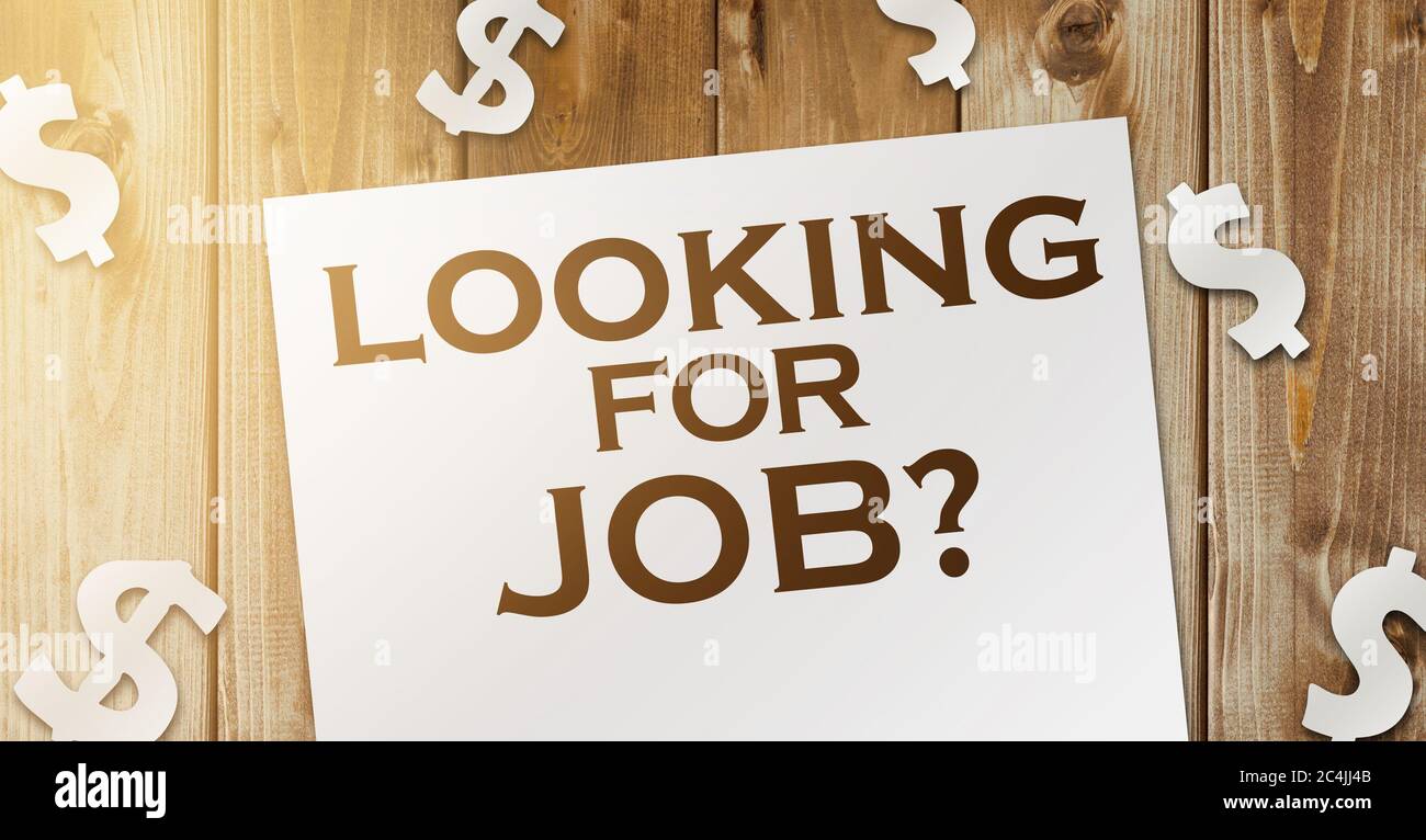 Recherche d'un emploi .mots demandant à quelqu'un de travailler ensemble pour un certain travail ou projet. Page sur toile de fond en bois et panneaux de dollar en papier autour. Carrière Banque D'Images