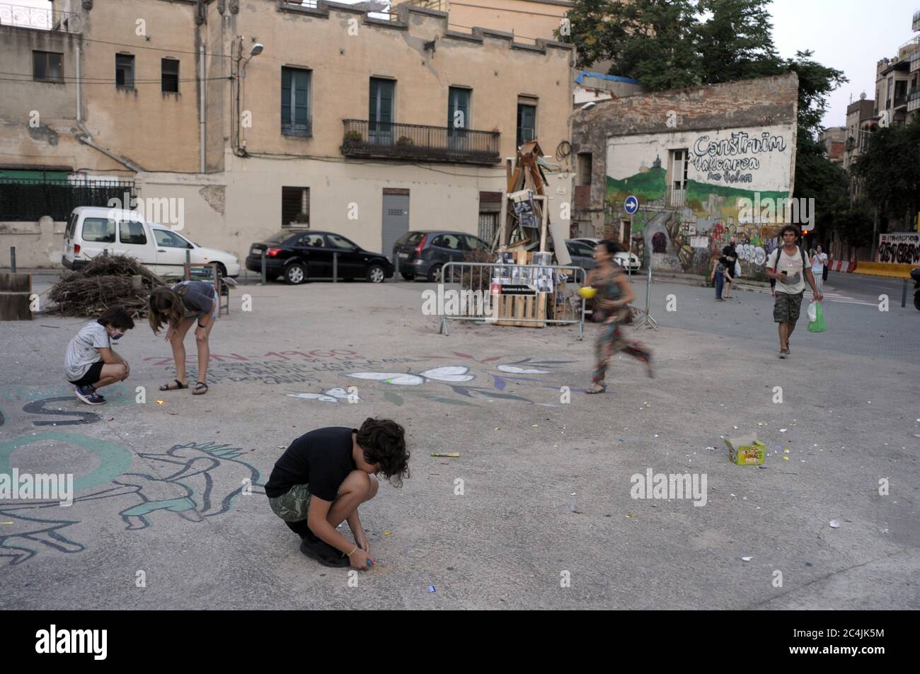 Enfants qui manipulent des pétards. Feu de camp, feu de camp, feu de camp, feu de camp, feu de camp, San Juan, tradition, traditionnel, équinoxe, solstice d'été, fête, verveine, nuit de s Banque D'Images