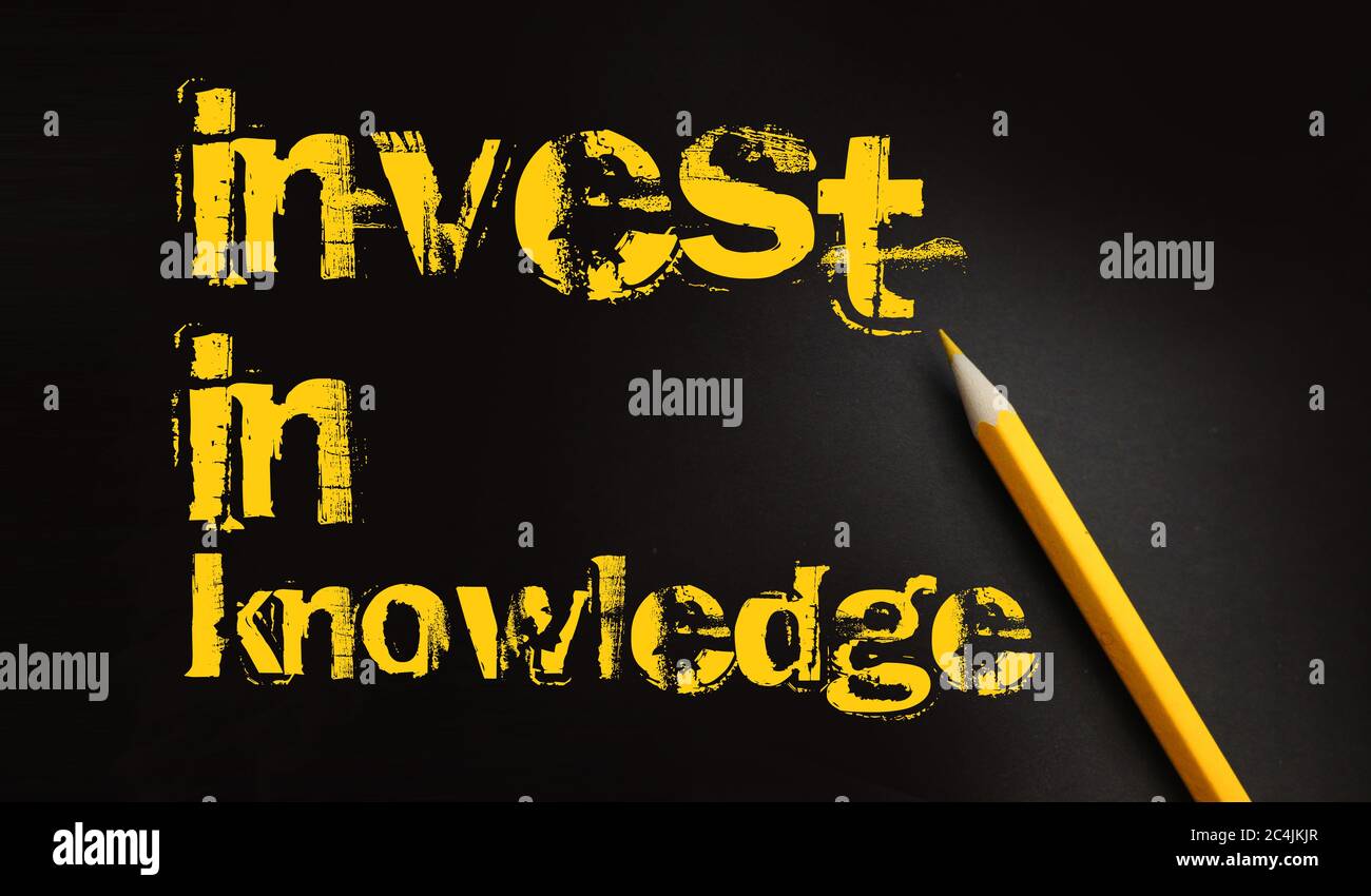Investissez Dans Les Mots De Connaissance Sur Le Tableau Noir Et Le Crayon Jaune D Ailleurs Citation Motivante Investir Dans Le Savoir Est Payant Photo Stock Alamy