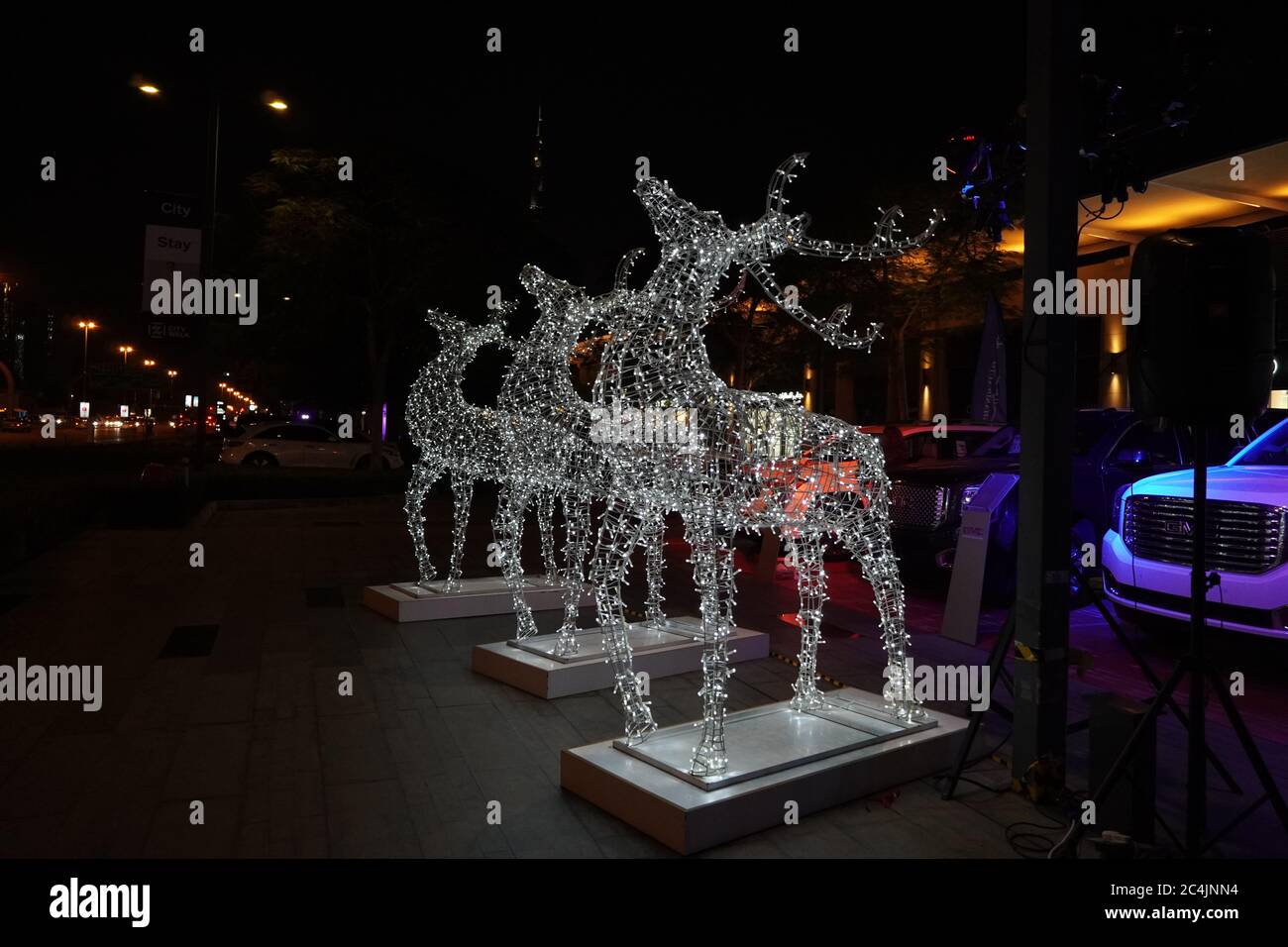 Renne brillant en fils et ampoules. Décorations de Noël. Illuminations de Noël en maille à cadre métallique en forme de renne. Décoration extérieure de Noël à motif cerf Banque D'Images