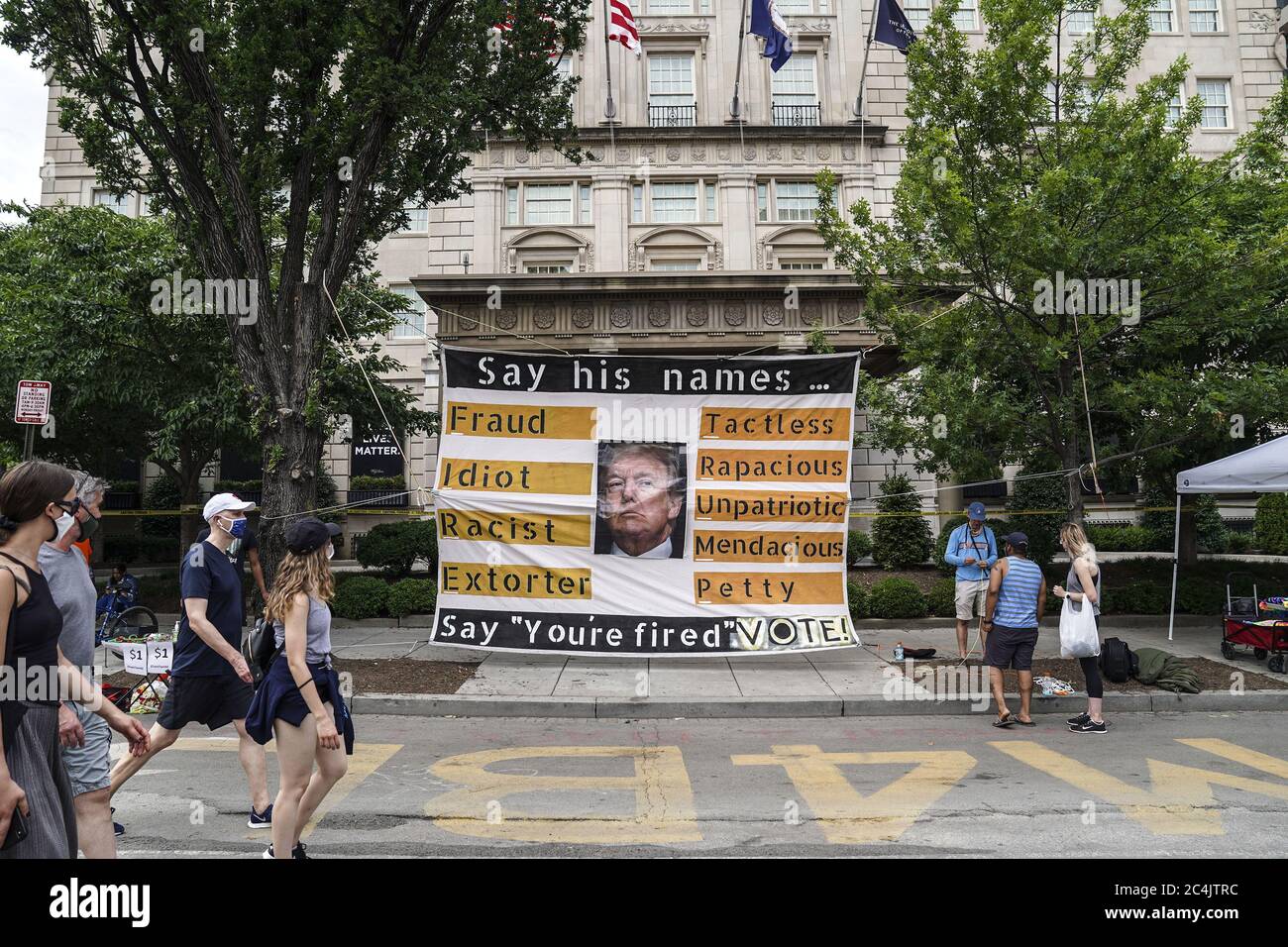 Washington, États-Unis. 27 juin 2020. Un panneau portant la mention « dites-le et « vous êtes tiré » est joué devant l'hôtel Hay Adams à Black Lives Matter Plaza le samedi 27 juin 2020 à Washington, DC. Des manifestations, des manifestations et des rassemblements ont lieu tous les jours depuis le décès de George Floyd le 25 mai 2020 à Minneapolis, Minnesota. Photo de Leigh Vogel/UPI crédit: UPI/Alay Live News Banque D'Images