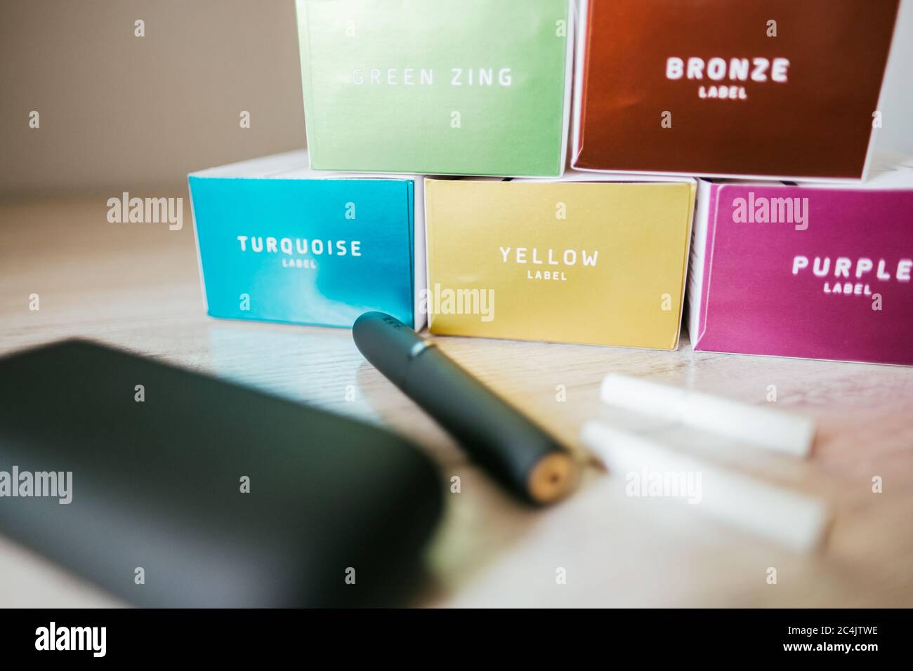 Système de chauffage du tabac IQOS avec feuilles de bâtonnets. Banque D'Images