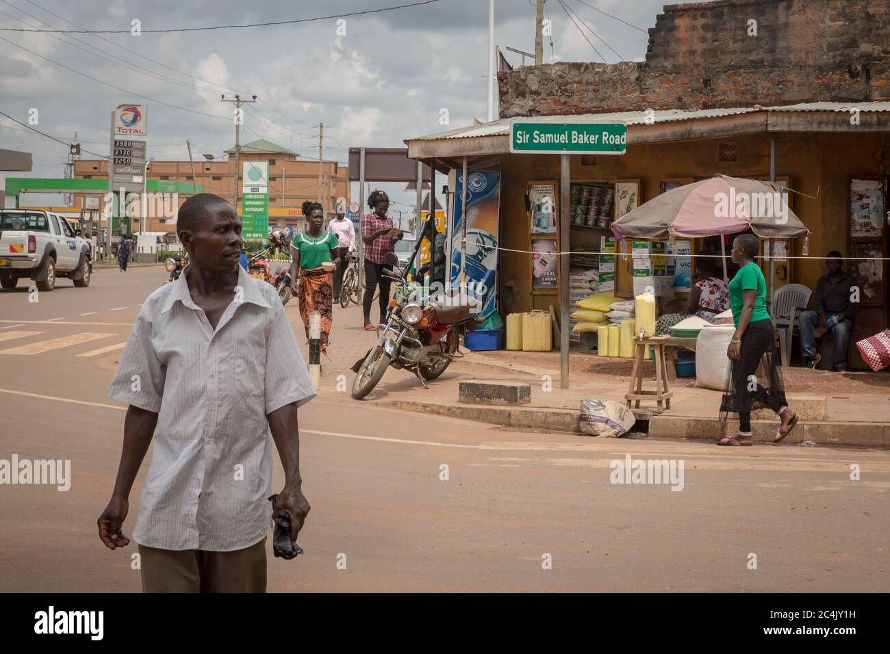 Samuel Baker Road n'est qu'une partie de Gulu nommée d'après un ancien colonialiste. Des milliers de personnes ont signé une pétition pour que les noms de route soient changés pour honorer les héros ougandais, à la suite des manifestations contre la Black Lives Matter aux États-Unis. Banque D'Images