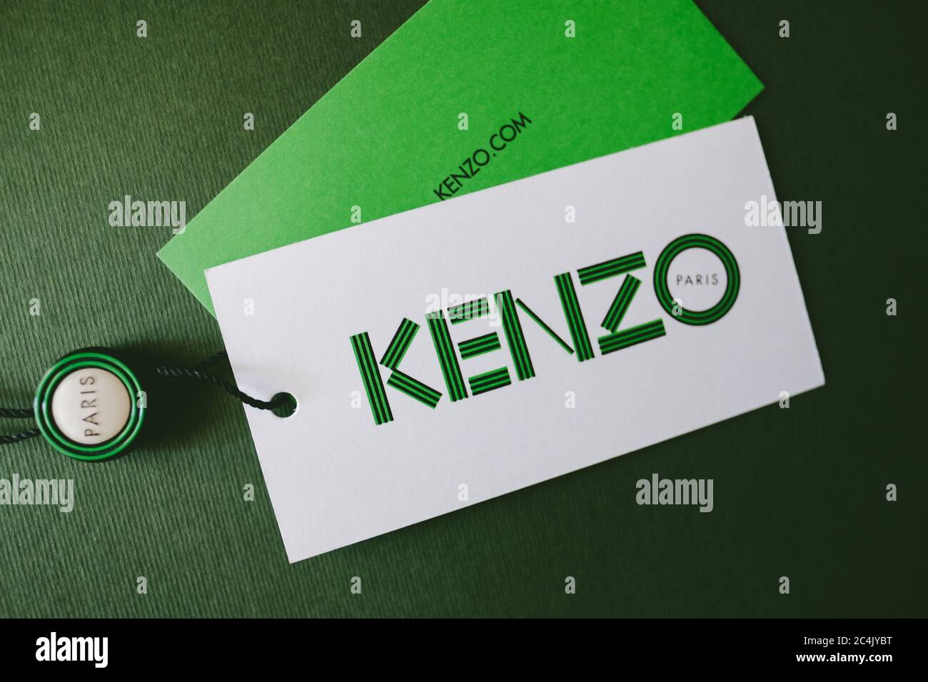 Logotype Kenzo sur fond vert. Banque D'Images