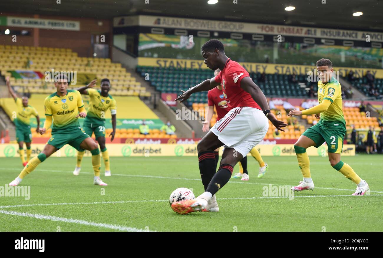 Paul Pogba de Manchester United tente une rabona lors du match final de la coupe FA à Carrow Road, Norwich. Banque D'Images