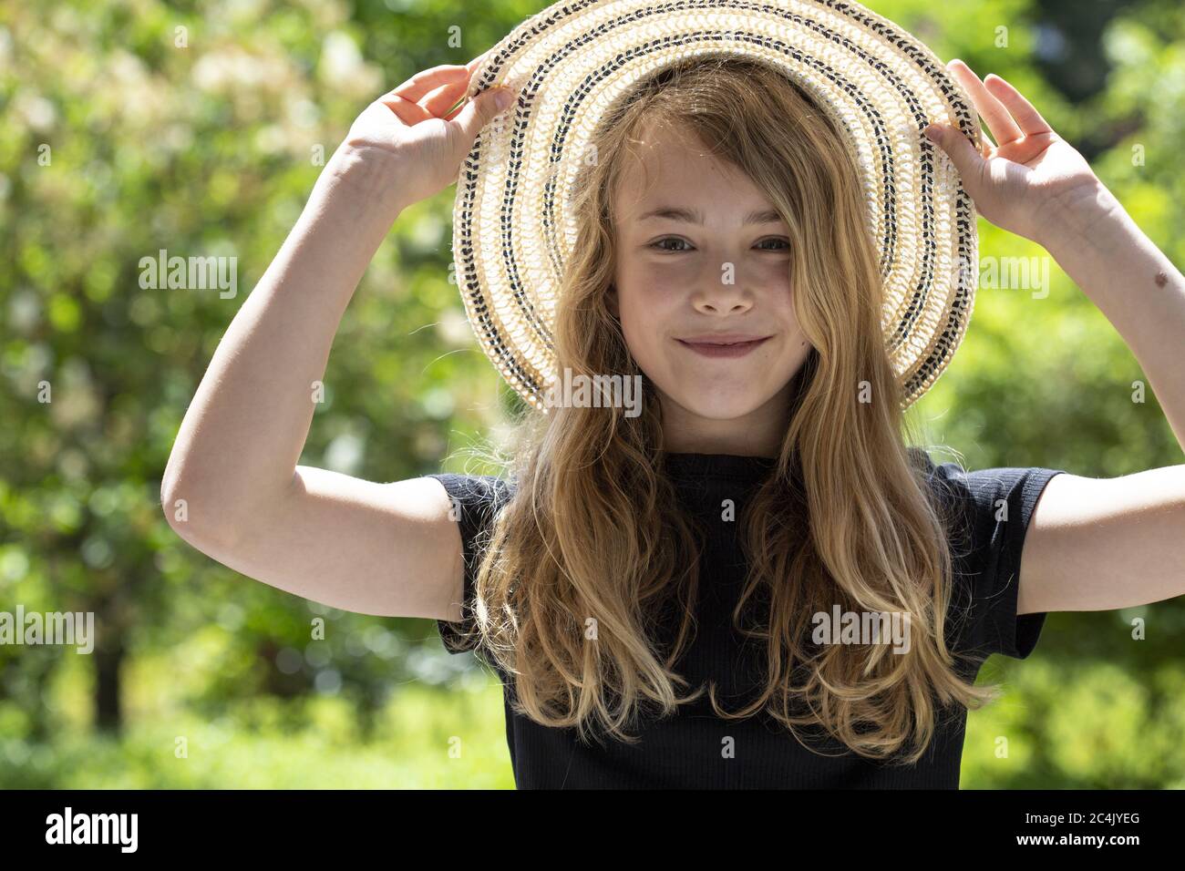 Fille (11) avec chapeau de soleil, Kiel, Schleswig-Holstein, Allemagne Banque D'Images