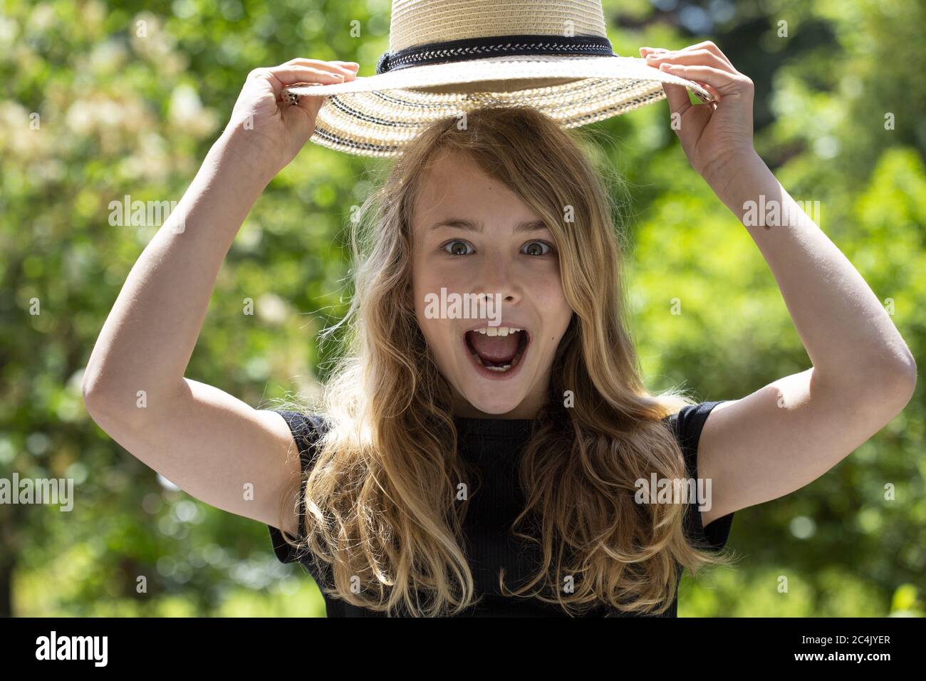 Fille (11) avec chapeau de soleil, Kiel, Schleswig-Holstein, Allemagne Banque D'Images