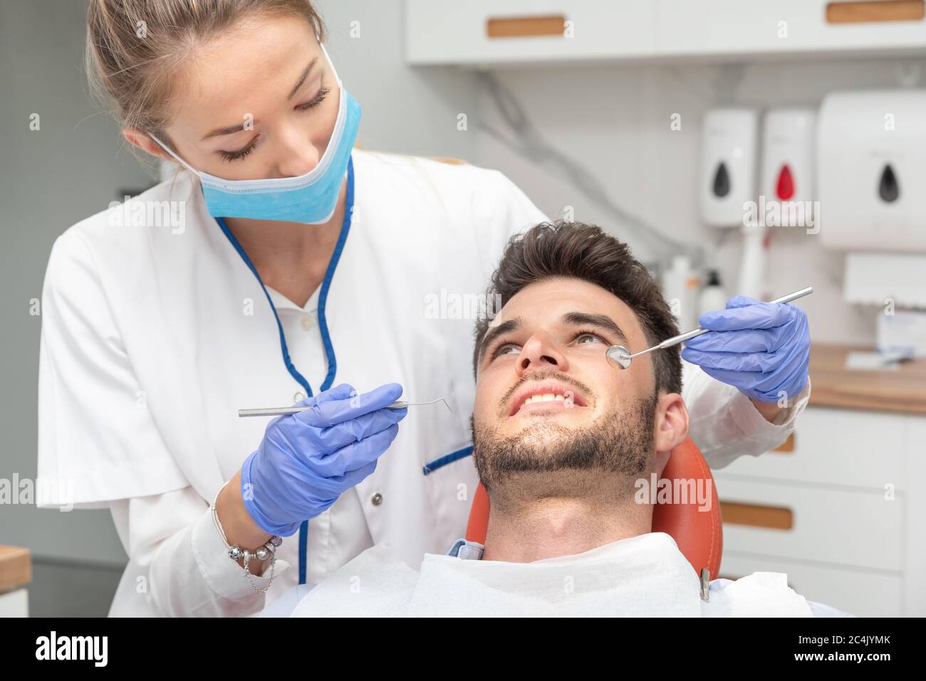 Ayant examiné les dents de l'homme à des dentistes. Aperçu de la prévention de la carie dentaire Banque D'Images