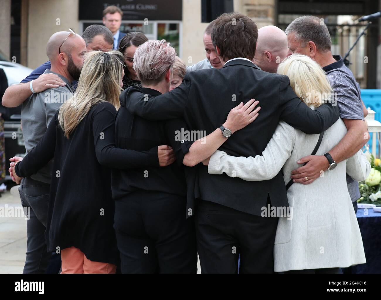 Les membres de la famille des trois victimes se réconfortent après avoir allumé des bougies lors d'une veillée à Market place, Reading, à la mémoire de David Wails, Joseph Ritchie-Bennett et James Furlong, qui ont été tués lors de l'attaque terroriste de Reading dans les jardins de Forbury, dans le centre-ville, peu avant 19h, le 20 juin. Banque D'Images