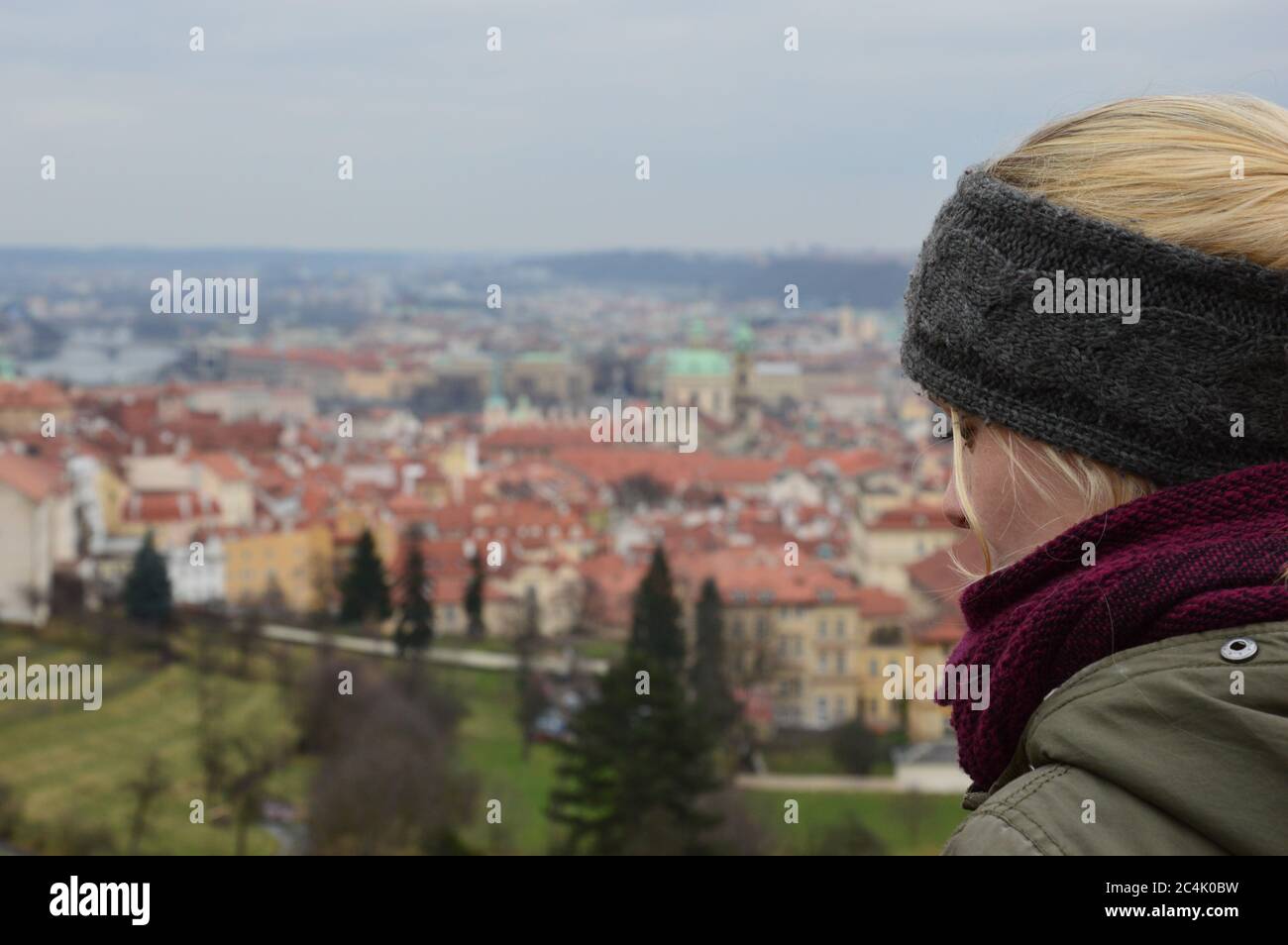 Vue sur Prague à travers l'œil d'une fille Banque D'Images