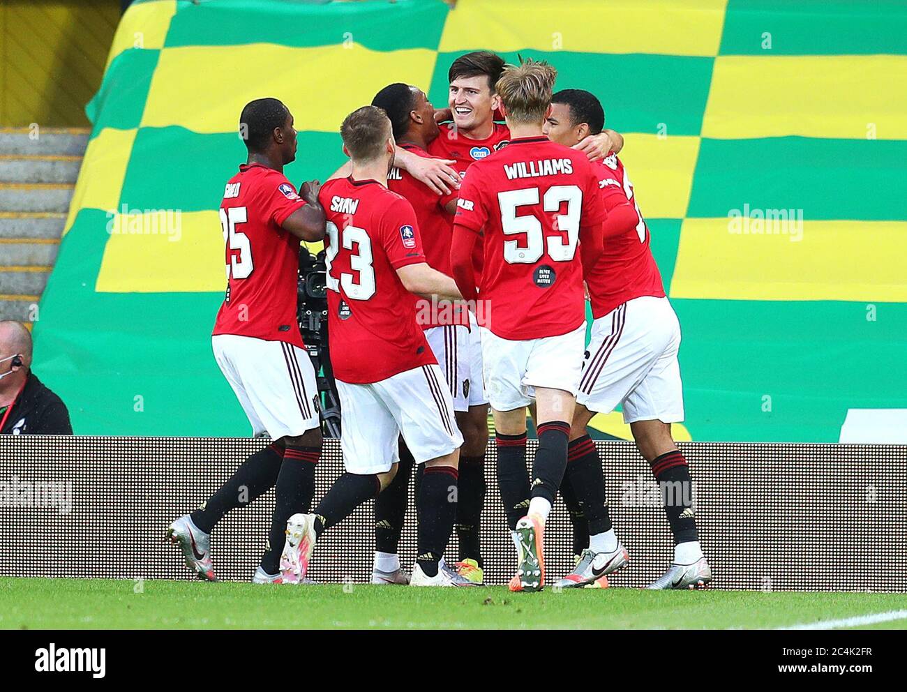 Harry Maguire (au centre) de Manchester United célèbre le deuxième but de son match lors du match final de la coupe FA à Carrow Road, Norwich. Banque D'Images