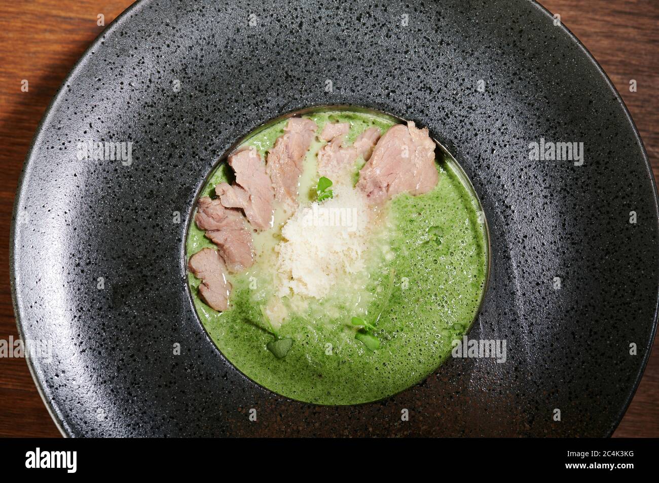 Soupe verte saine aux légumes avec des tranches de viande au-dessus de la vue du dessus Banque D'Images