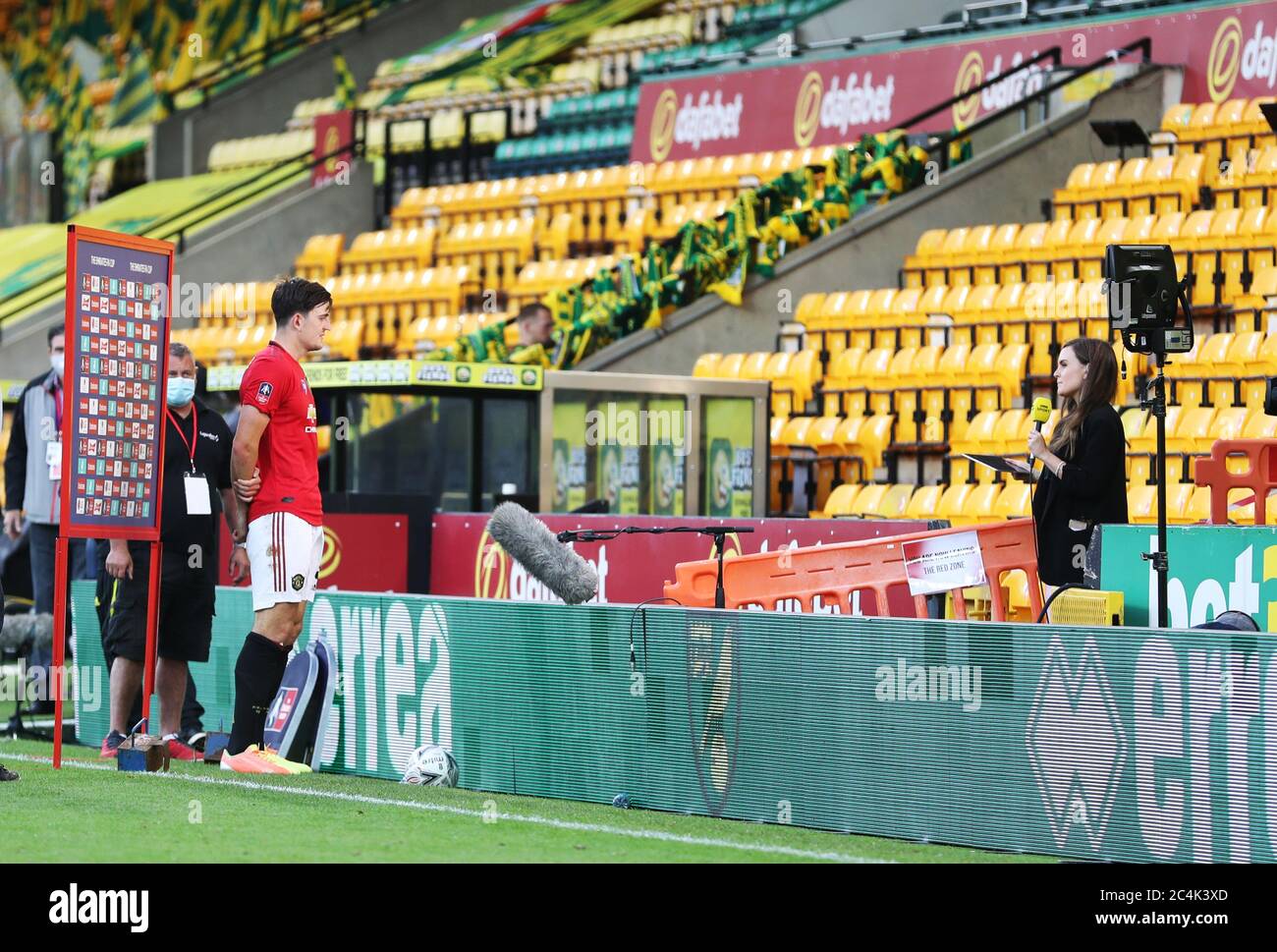 Harry Maguire de Manchester United est interviewé après le match final de la coupe FA à Carrow Road, Norwich. Banque D'Images