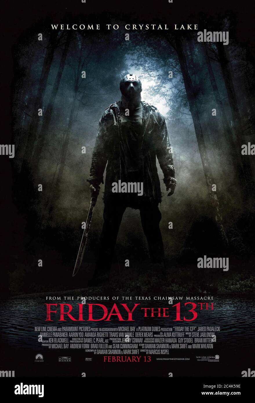 Vendredi 13 (2009) dirigé par Marcus Nispel et mettant en vedette Jared Padalecki, Amanda Righetti, Derek Mears et Travis Van Winkle. Remake du célèbre slasher de 1980 sur Jason Voorhees, un rempart meurtrier sur un groupe d'adolescents qui visitent un camp d'été embarqué. Banque D'Images