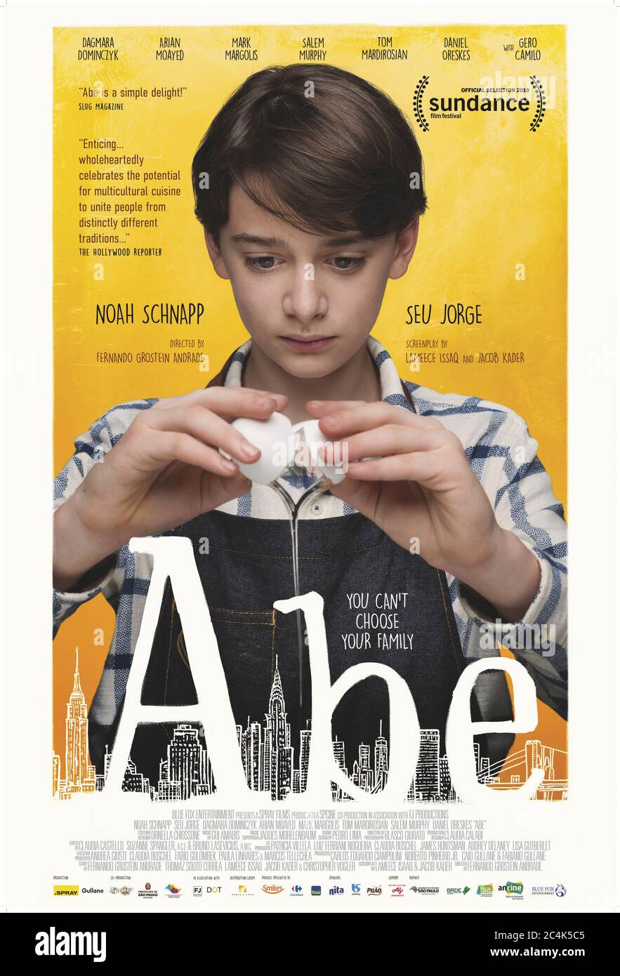 Abe (2019) dirigé par Fernando Grostein Andrade et avec Noah Schnapp, Seu Jorge, Dagmara Dominczyk et Salem Murphy. Un garçon tente d'unir les parties israli et palestinienne de sa famille par sa cuisine. Banque D'Images