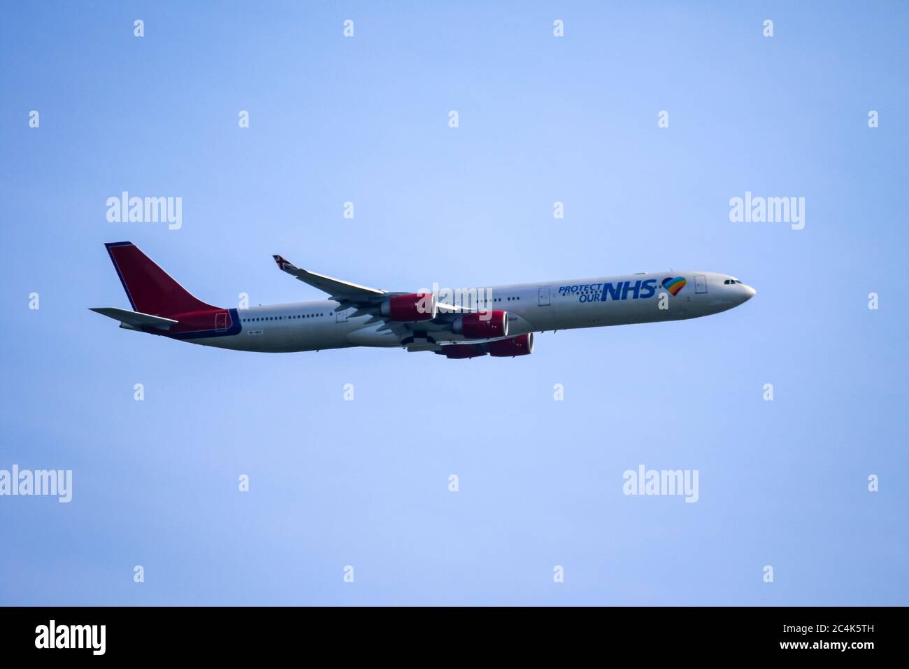 « Protégez notre NHS » Airbus A340 exploité par le groupe européen de l'aviation (propriété de Paul Stoddart) au départ de l'aéroport de Bournemouth pour récupérer l'équipement médical Banque D'Images