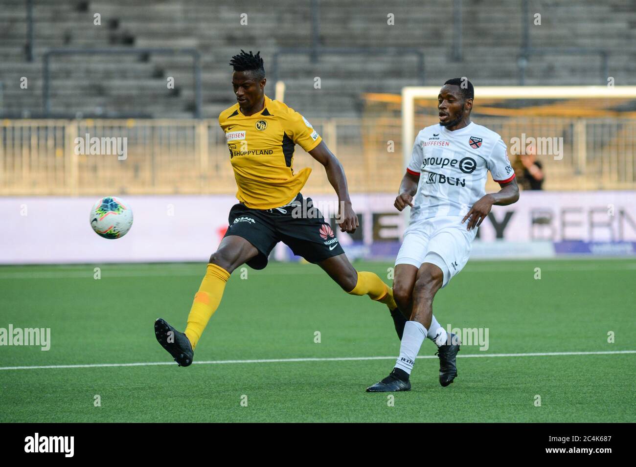 27.06.2020, Berne, Stade de Suisse, Super League de football: BSC jeunes garçons - Neuchâtel Xamax FCS, # 4 Mohamed Ali Camara (jeunes garçons) contre # 67 Diafra Saho (Xamax) Banque D'Images