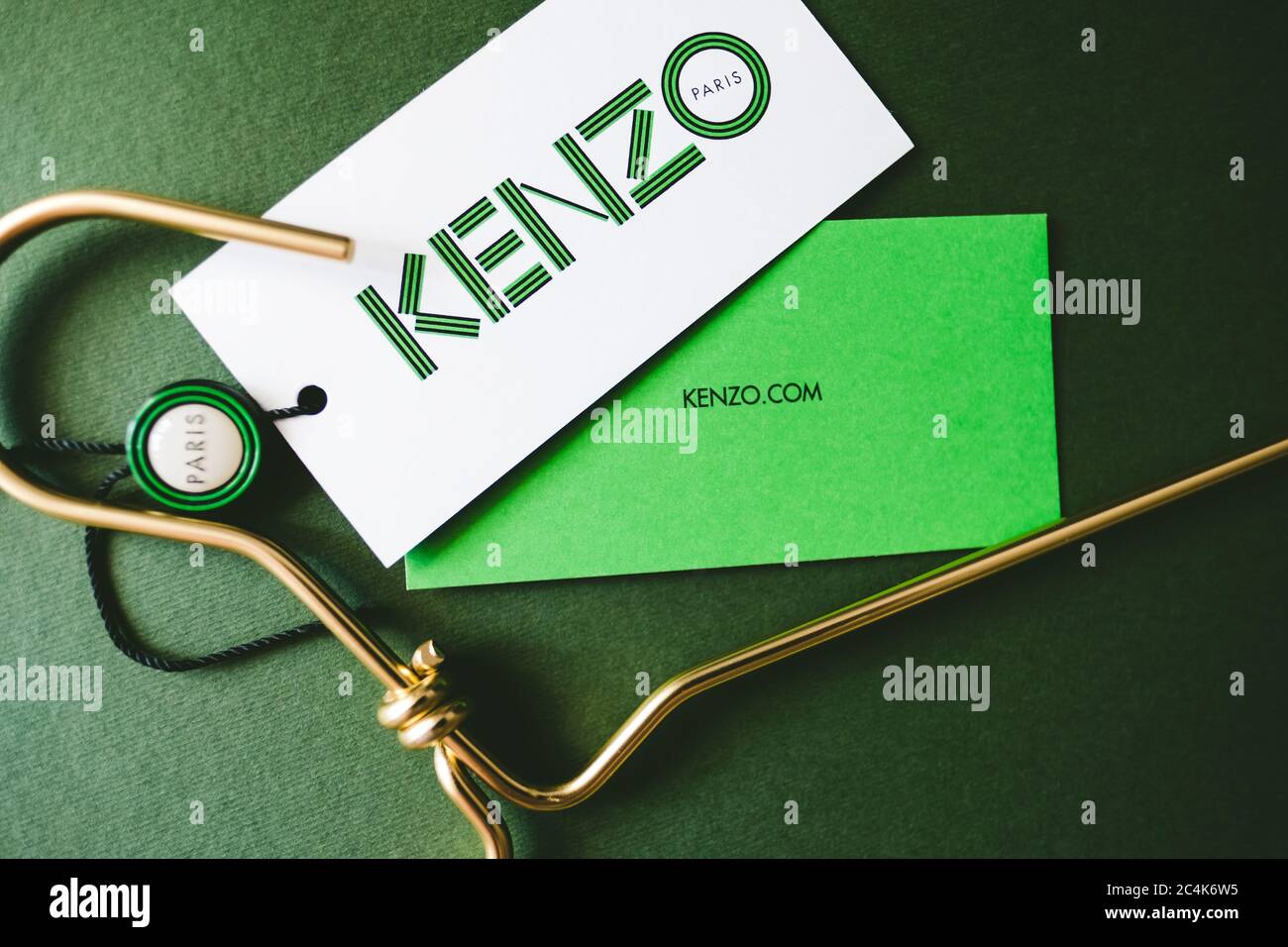 Logotype Kenzo sur fond vert. Banque D'Images