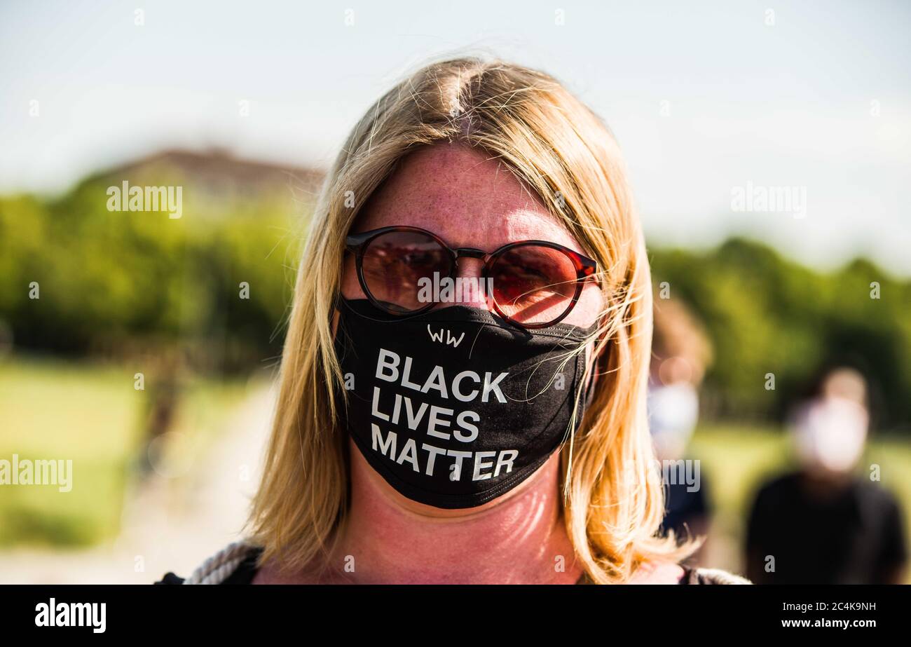 Munich, Bavière, Allemagne. 27 juin 2020. Un démonstrateur contre l'utilisation du mot-N en Allemagne porte un masque de la matière de la vie noire à Munich, en Allemagne. Dans le sillage du meurtre de George Floyd et de nombreux autres cas de brutalité policière et de meurtres contre People of Color, plus de 500 personnes se sont réunies à Munich, en Allemagne, pour protester contre l'utilisation du soi-disant N-Word. En Allemagne, l'utilisation continue du mot-N est défendue par les hommes politiques traditionnels, la police, les extrémistes de droite, Pegida, Neonazis et le milieu de la société, malgré les Noirs affirmant que l'utilisation est raciste et exclusive. Réc Banque D'Images