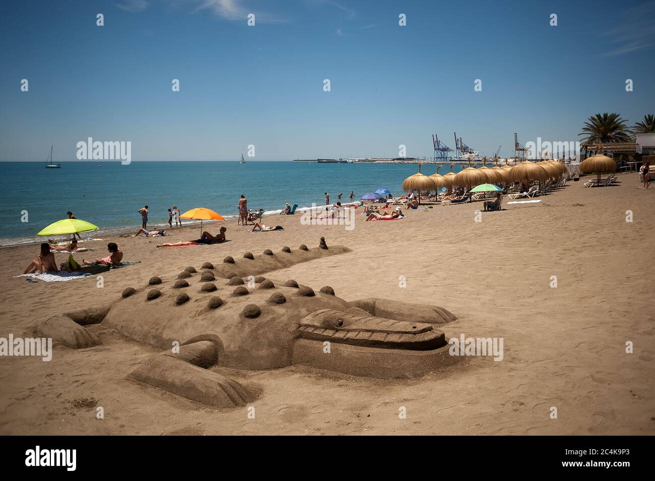 Une sculpture de crocodile de sable vue à la plage de la Caleta pendant que les gens se baignent au soleil pendant une chaude journée d'été.UNE vague de chaleur traverse le pays avec des températures élevées, selon l'Agence espagnole de météorologie. Banque D'Images