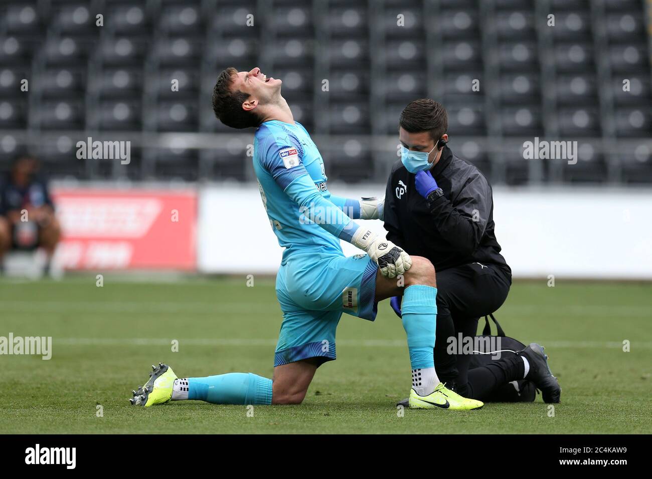 Swansea, Royaume-Uni. 27 juin 2020. Simon Sluga, gardien de but de Luton Town, réagit lorsqu'il est traité par le championnat physio.EFL Skybet, Swansea City v Luton Town au Liberty Stadium de Swansea le samedi 27 juin 2020. Cette image ne peut être utilisée qu'à des fins éditoriales. Usage éditorial uniquement, licence requise pour un usage commercial. Aucune utilisation dans les Paris, les jeux ou les publications d'un seul club/ligue/joueur. photo par Andrew Orchard/Andrew Orchard sports Photography/Alamy Live News crédit: Andrew Orchard sports Photography/Alamy Live News Banque D'Images