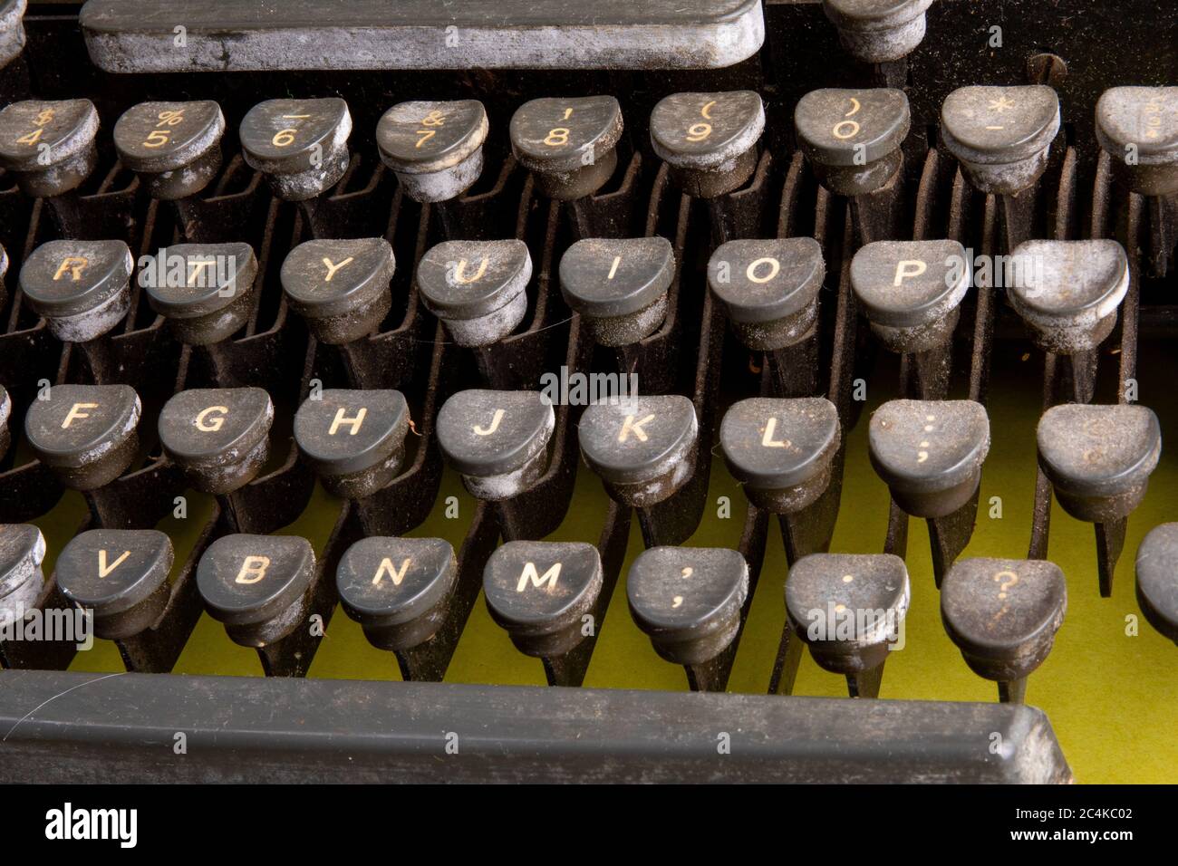 gros plan du clavier d'une machine à écrire manuelle de journaliste ancienne et gringeuse Banque D'Images