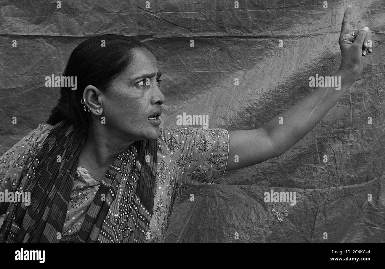 Parveen Taj (40) a 6 enfants et un mari qui s'est remarié et ne la soutient en aucune façon. Elle travaille à l'célibataire de mettre ses enfants thr Banque D'Images