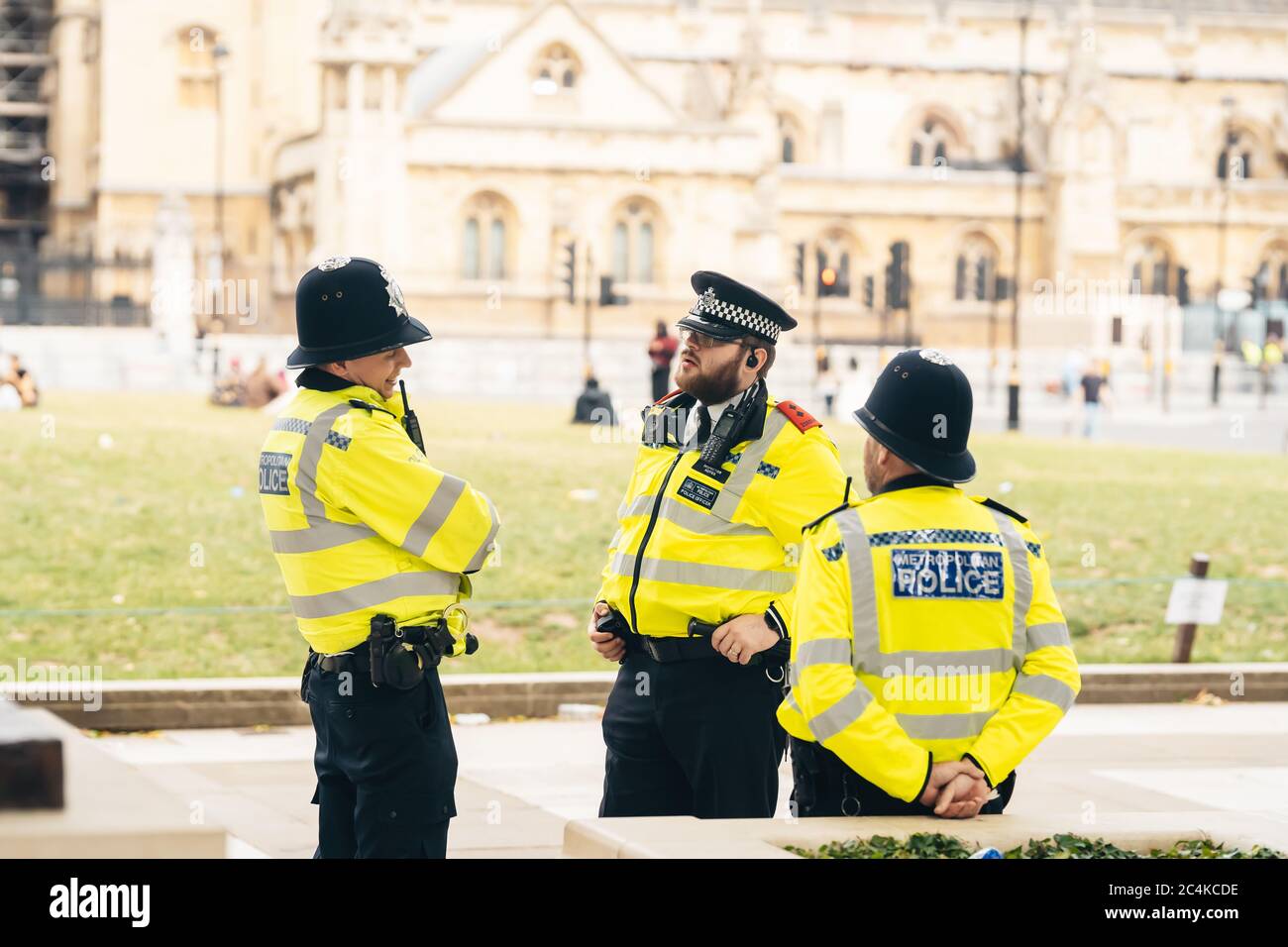 Londres / Royaume-Uni - 06/27/2020: Les officiers de police de la place du Parlement attendant les manifestants Black Lives Matters Banque D'Images