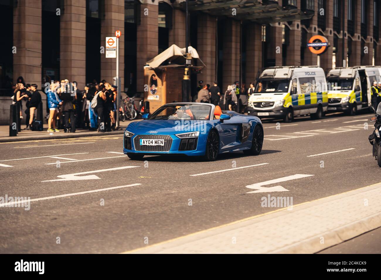 Londres / Royaume-Uni - 06/27/2020: Audi R8 Supercar à la place du Parlement Banque D'Images