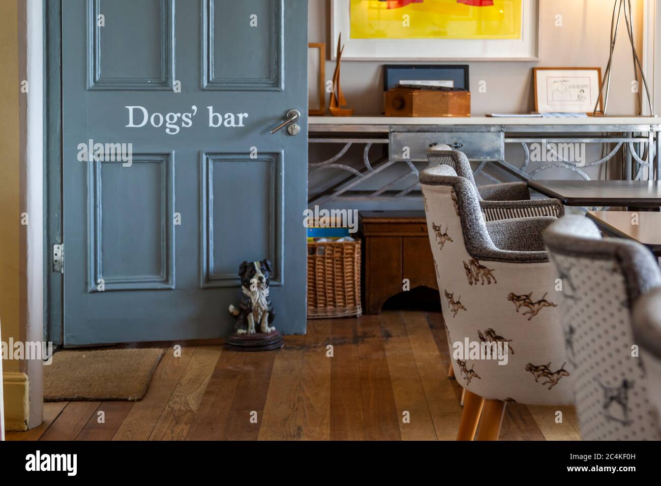 Le « Dogs' Bar » de l'hôtel Tresanton à St Mawes, en Cornouailles, en Angleterre, est marqué par un chien en porcelaine à sa porte et des fauteuils recouverts d'un imprimé chien. Dans ce salon accueillant les chiens, le personnel servira sur demande des plats du restaurant aux invités à quatre pattes. Banque D'Images