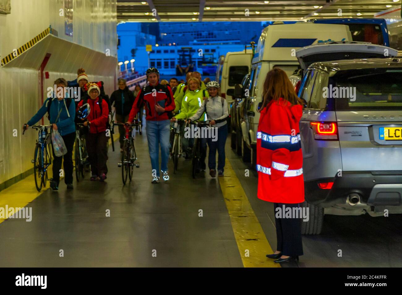 Embarquement en ferry d'Armorique dans le port de Plymouth. La connexion entre l'Angleterre et la France est également populaire auprès des vacanciers cyclistes Banque D'Images
